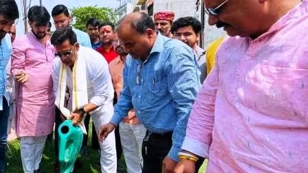 रवि किशन ने मां को समर्पित किया सिंदूर का पौधा, कहा – पेड़ और मां दोनों जीवन की जड़ हैं…