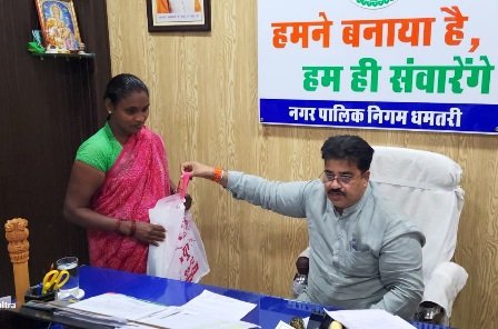 जरूरतमंदों की मदद के लिए हमेशा आगे रहते हैं महापौर रोहरा…