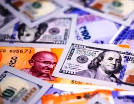 इस साल रुपये में 4.9% की गिरावट के बाद एक्शन में RBI, हर मिनट बेचे जा रहे 100 मिलियन डॉलर!