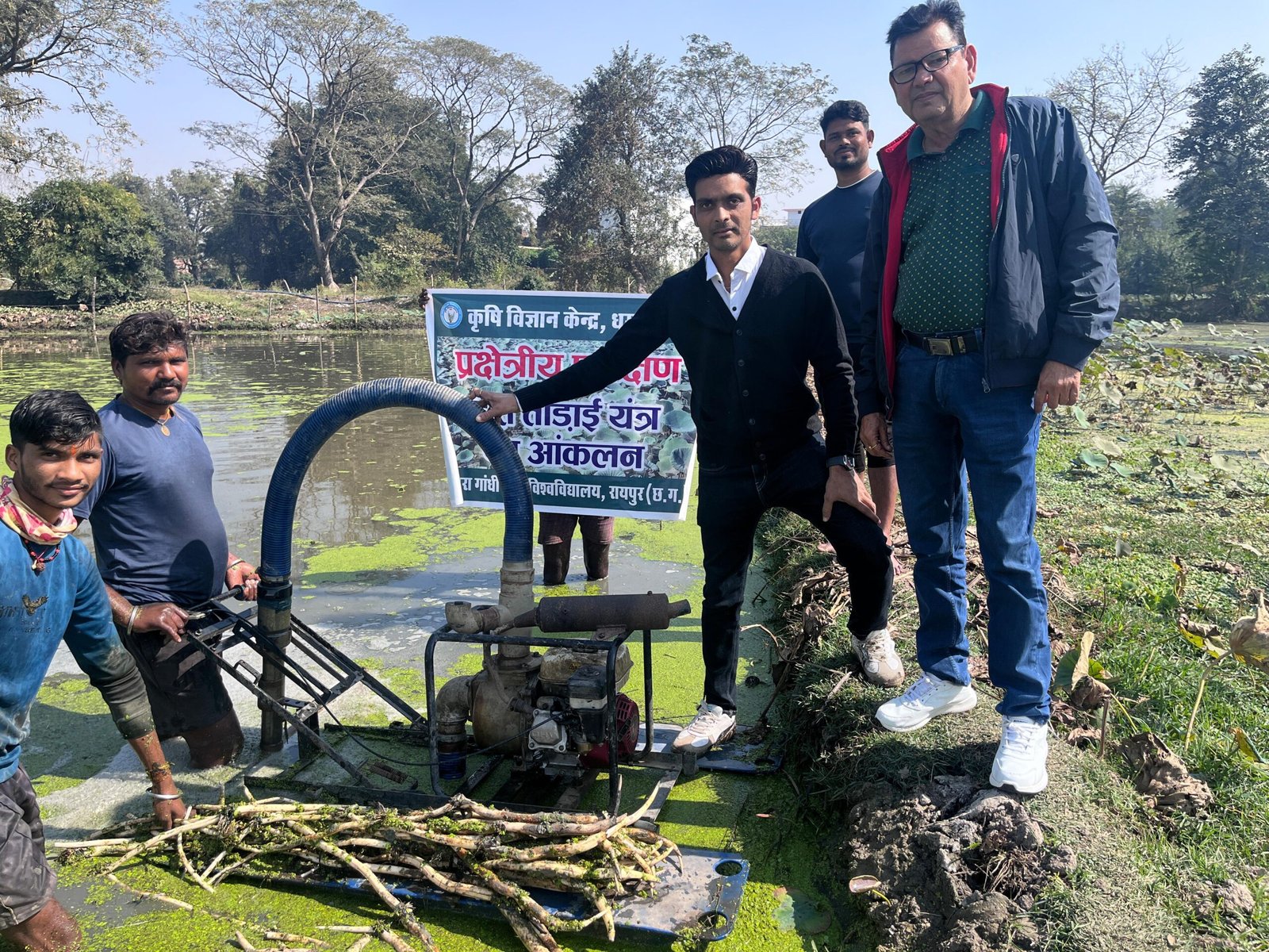 ठेस की खुदाई यंत्र का आकलन : यंत्रीकृत ठेस खुदाई तकनीक का सफल प्रदर्शन