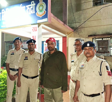 एंटी करप्शन ब्यूरो का अधिकारी बनकर घर में घुसा, गोली मारने की धमकी देने वाला फरार आरोपी गिरफ्तार… एंटी करप्शन ब्यूरो का अधिकारी बनकर घर में घुसा, गोली मारने की धमकी देने वाला फरार आरोपी गिरफ्तार…
