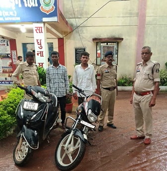 हथियार दिखाकर लूट करने वाले गिरोह का पर्दाफाश, 2 बालिग आरोपी गिरफ्तार और 2 नाबालिग संरक्षण में… हथियार दिखाकर लूट करने वाले गिरोह का पर्दाफाश, 2 बालिग आरोपी गिरफ्तार और 2 नाबालिग संरक्षण में…