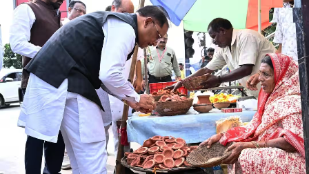 CM विष्णुदेव साय का खास अंदाज, काफिला रोक सड़क किनारे महिला से खरीदे दीये… CM विष्णुदेव साय का खास अंदाज, काफिला रोक सड़क किनारे महिला से खरीदे दीये…