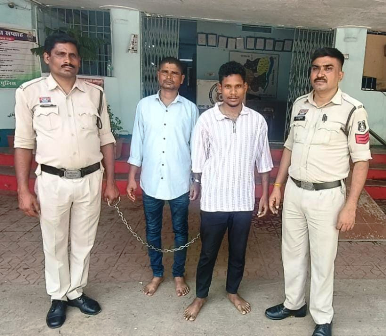 कुरुद पुलिस का नशे के कारोबार पर सख्त प्रहार, 416 नशीले कैप्सूल के साथ दो आरोपी गिरफ्तार… कुरुद पुलिस का नशे के कारोबार पर सख्त प्रहार, 416 नशीले कैप्सूल के साथ दो आरोपी गिरफ्तार…
