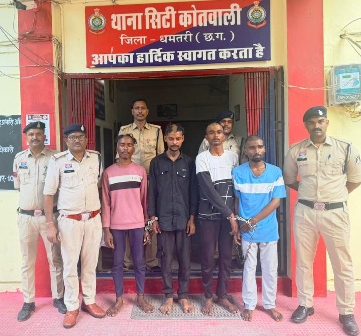 पुरानी रंजिश में घर में घुसकर हमला, 4 आरोपी गिरफ्तार; नाबालिग भी अभिरक्षा में… पुरानी रंजिश में घर में घुसकर हमला, 4 आरोपी गिरफ्तार; नाबालिग भी अभिरक्षा में…