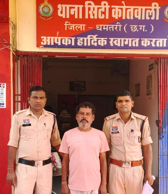 स्कूटी में अवैध शराब ले जाते आरोपी गिरफ्तार, 30 पौवा देशी शराब जब्त… स्कूटी में अवैध शराब ले जाते आरोपी गिरफ्तार, 30 पौवा देशी शराब जब्त…