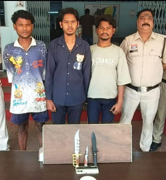 दशहरा से पहले धमतरी पुलिस की कार्रवाई, सार्वजनिक स्थानों पर चाकू लहराने वाले 3 आरोपी गिरफ्तार… दशहरा से पहले धमतरी पुलिस की कार्रवाई, सार्वजनिक स्थानों पर चाकू लहराने वाले 3 आरोपी गिरफ्तार…