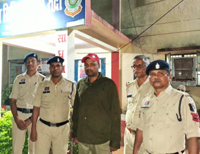 एंटी करप्शन ब्यूरो का अधिकारी बनकर घर में घुसा, गोली मारने की धमकी देने वाला फरार आरोपी गिरफ्तार…