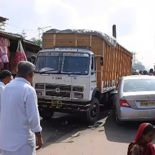 जशपुर में कार और ट्रक के बीच जोरदार टक्कर, दर्दनाक हादसे में 5 लोगों की मौत…