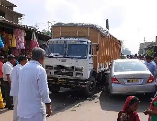 जशपुर में कार और ट्रक के बीच जोरदार टक्कर, दर्दनाक हादसे में 5 लोगों की मौत…