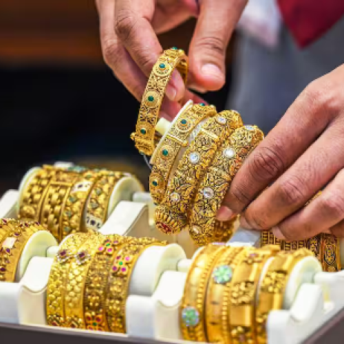 Gold-Silver Price: ट्रंप के अल्टीमेटम का खौफ ऐसा कि एक झटके में चढ़ गईं सोने-चांदी की कीमतें, जानें आज 24 कैरेट का रेट