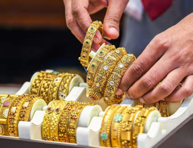 Gold-Silver Price: ट्रंप के अल्टीमेटम का खौफ ऐसा कि एक झटके में चढ़ गईं सोने-चांदी की कीमतें, जानें आज 24 कैरेट का रेट