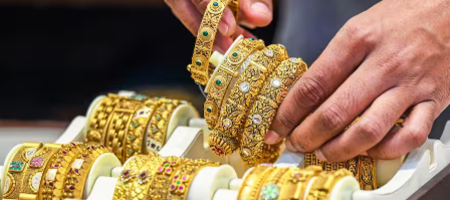 Gold-Silver Price: ट्रंप के अल्टीमेटम का खौफ ऐसा कि एक झटके में चढ़ गईं सोने-चांदी की कीमतें, जानें आज 24 कैरेट का रेट