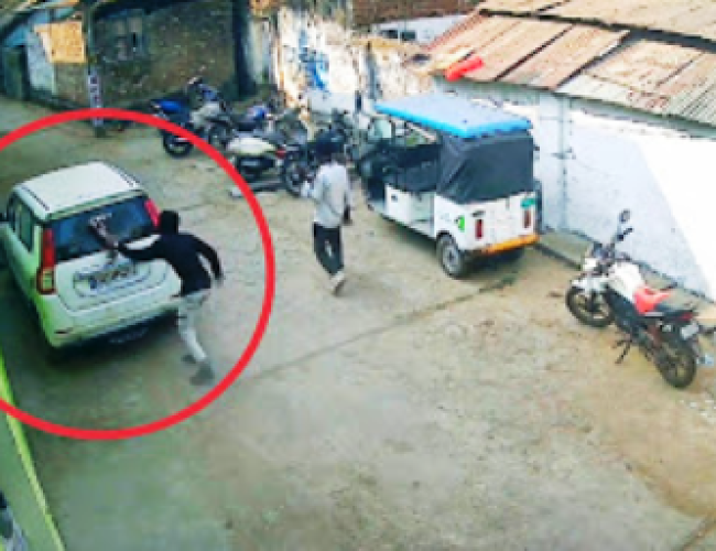 धमतरी में बेखौफ बदमाश: रिसाईपारा में खड़ी कार का कांच फोड़कर फरार, CCTV में कैद…