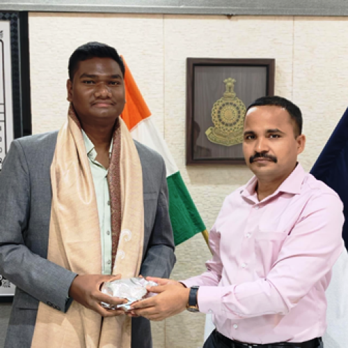 यूपीएससी में सफलता पाने वाले डायमंड सिंह ध्रुव का एसपी कार्यालय में सम्मान, 623वीं रैंक से बढ़ाया धमतरी जिले का गौरव…