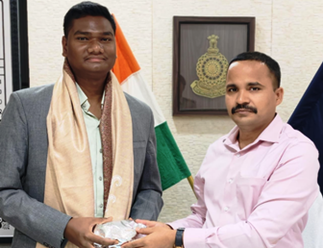 यूपीएससी में सफलता पाने वाले डायमंड सिंह ध्रुव का एसपी कार्यालय में सम्मान, 623वीं रैंक से बढ़ाया धमतरी जिले का गौरव…