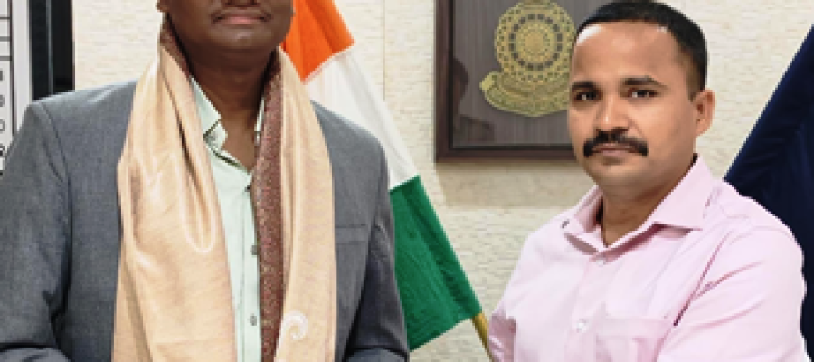 यूपीएससी में सफलता पाने वाले डायमंड सिंह ध्रुव का एसपी कार्यालय में सम्मान, 623वीं रैंक से बढ़ाया धमतरी जिले का गौरव…