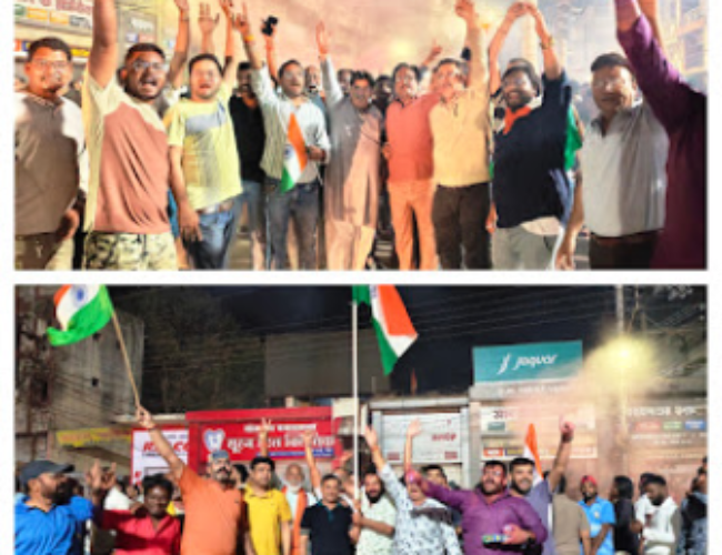 धमतरी में भारत की जीत का जश्न, घड़ी चौक पर फूटा क्रिकेट प्रेमियों का उत्साह…