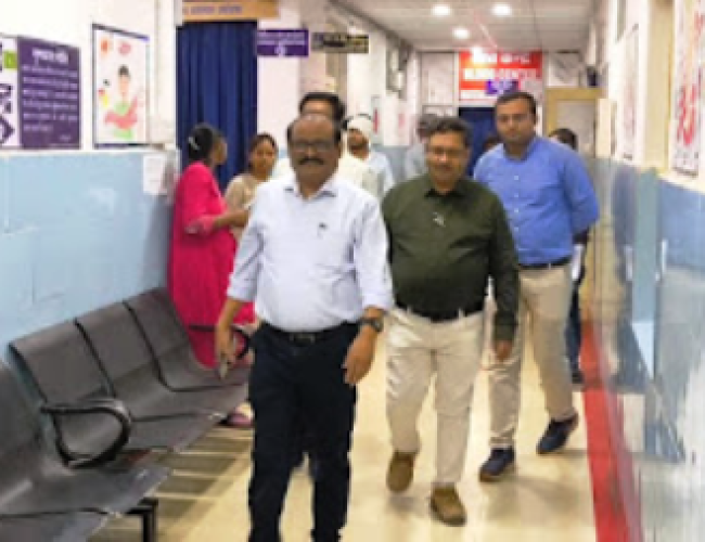 जिला अस्पताल के बर्न वार्ड में आत्महत्या मामले की जांच के लिए पहुंचे संयुक्त संचालक…