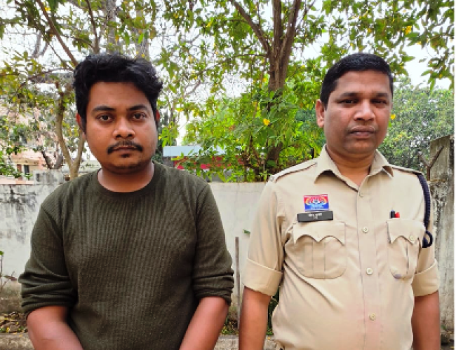 धमतरी पुलिस की त्वरित कार्रवाई: स्कूटी से अवैध शराब परिवहन करते आरोपी गिरफ्तार….