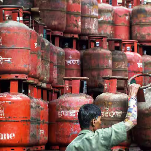 छत्तीसगढ़ में एलपीजी गैस संकट से होटल कारोबारी बेहाल, लकड़ी के चूल्हों पर बन रहा खाना….