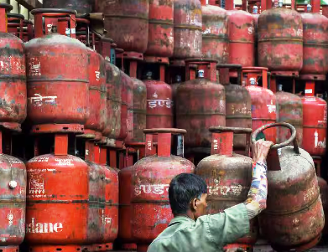 छत्तीसगढ़ में एलपीजी गैस संकट से होटल कारोबारी बेहाल, लकड़ी के चूल्हों पर बन रहा खाना….