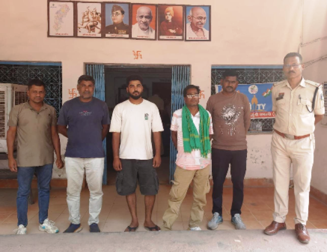 धमतरी पुलिस की बड़ी कार्रवाई: जुआ खेलते 5 आरोपी गिरफ्तार, 2.75 लाख से अधिक की संपत्ति जब्त…