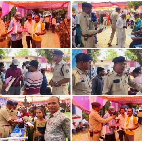 धमतरी पुलिस यातायात द्वारा समाधान शिविर में आये आमजनों को दिया जा रहा है यातायात नियमों के संबंध में महत्वपूर्ण जानकारी…