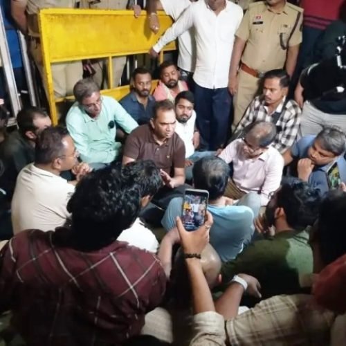 “मेकाहारा अस्पताल में पत्रकार से मारपीट: सीएम हाउस के सामने धरना, कानून व्यवस्था पर सवाल”…