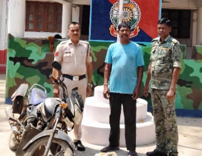 अवैध शराब पर पुलिस का शिकंजा: महुआ शराब के साथ आरोपी गिरफ्तार, बाइक सहित ₹22,000 की संपत्ति जब्त…