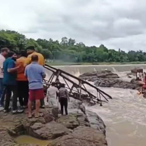 पुणे: इंद्रायणी नदी पर बना पुल गिरा, 30 लोगों के बह जाने की आशंका, दो शव निकाले गए…