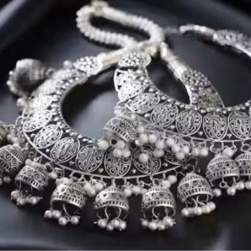 अभी और बढ़ेगी चांदी की चमक, 2 लाख रुपये तक पहुंच सकती है कीमत; आखिर क्यों बढ़ता जा रहा इसका भाव?