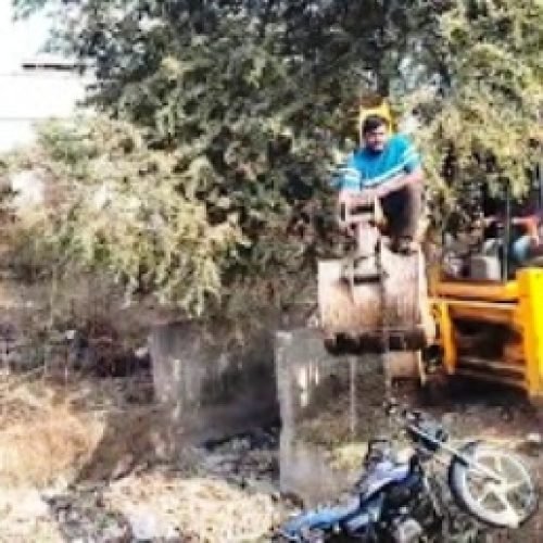 अंबेडकर चौक के पास नाले में गिरी बाइक, बाल-बाल बचा युवक…