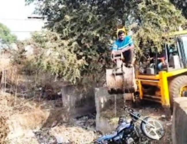 अंबेडकर चौक के पास नाले में गिरी बाइक, बाल-बाल बचा युवक…