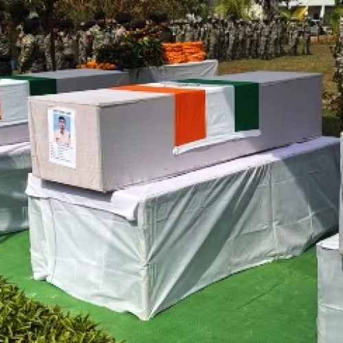 शहीद जवानों को दी गई अंतिम सलामी, मारे गए नक्सलियों की शिनाख्त जारी…