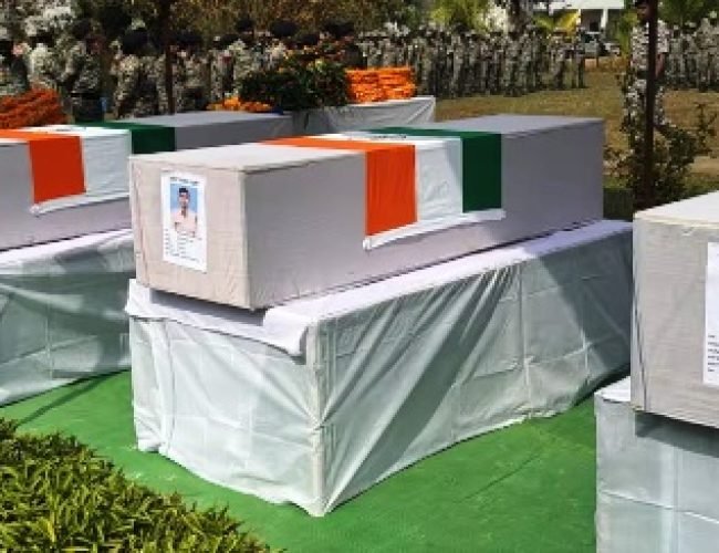 शहीद जवानों को दी गई अंतिम सलामी, मारे गए नक्सलियों की शिनाख्त जारी…