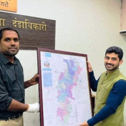 कलेक्टर अबिनाश मिश्रा को भारतीय सर्वेक्षण विभाग का जियोडेटिक एसेट मैप एवं रजिस्टर भेंट…