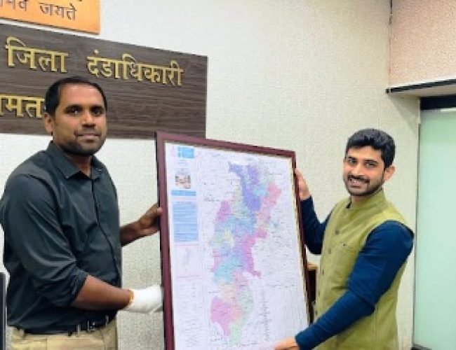 कलेक्टर अबिनाश मिश्रा को भारतीय सर्वेक्षण विभाग का जियोडेटिक एसेट मैप एवं रजिस्टर भेंट…