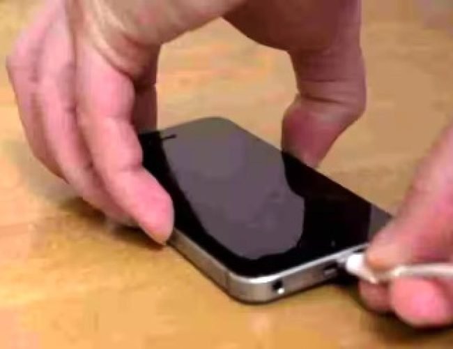 iPhone की बैटरी दिन में ही हो जाती है खत्म? बिना बैटरी बदले इस ट्रिक से बढ़ाएं घंटों का बैकअप…