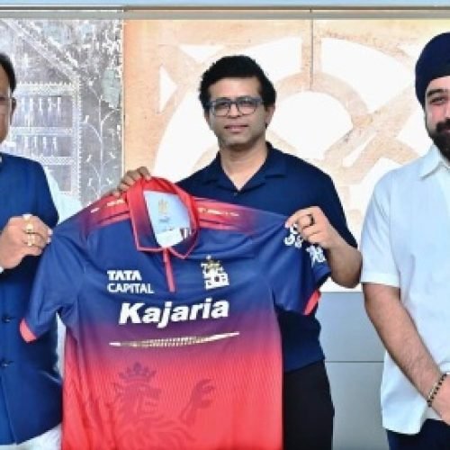 IPL 2026: छत्तीसगढ़ में आईपीएल मैचों की तैयारी, RCB ने मुख्यमंत्री साय को भेंट की टीम की जर्सी…