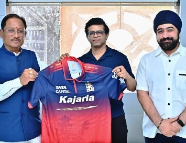 IPL 2026: छत्तीसगढ़ में आईपीएल मैचों की तैयारी, RCB ने मुख्यमंत्री साय को भेंट की टीम की जर्सी…