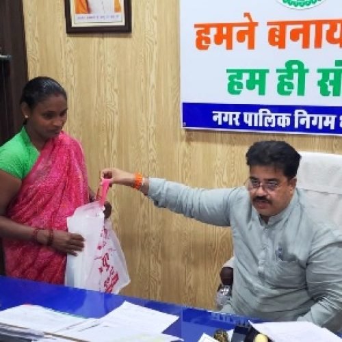 जरूरतमंदों की मदद के लिए हमेशा आगे रहते हैं महापौर रोहरा…