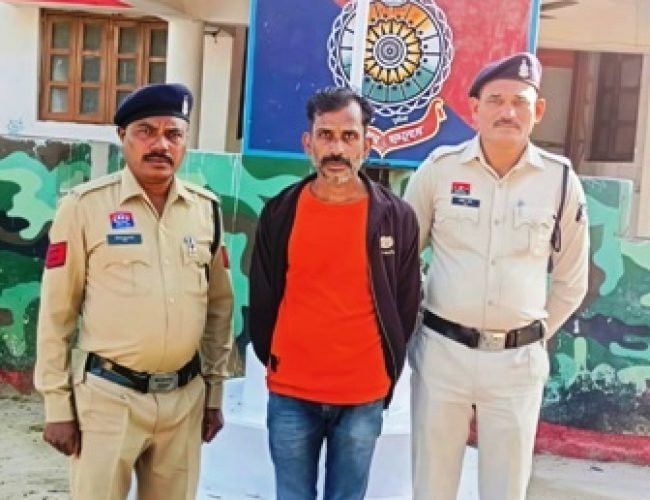 खुलेआम सट्टा पट्टी जुआ खिलाते आरोपी को पुलिस ने रंगे हाथ पकड़ा…