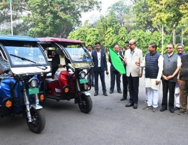 राज्यपाल डेका ने सरस्वती शिक्षा संस्थान को प्रदान किए चार ई- रिक्शे…