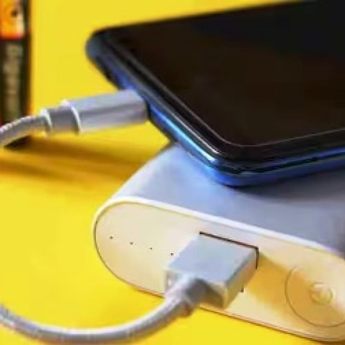 सिर्फ 5 स्मार्ट Android ट्रिक्स जो आपके फोन की बैटरी को घंटों तक जिंदा रख देंगी, चार्जर भूल जाएंगे….