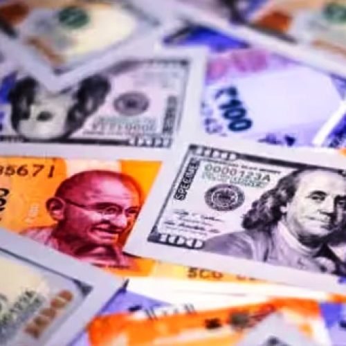 इस साल रुपये में 4.9% की गिरावट के बाद एक्शन में RBI, हर मिनट बेचे जा रहे 100 मिलियन डॉलर!