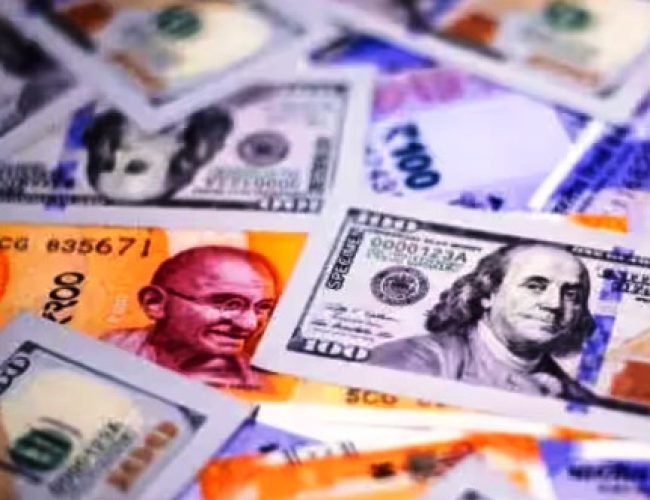 इस साल रुपये में 4.9% की गिरावट के बाद एक्शन में RBI, हर मिनट बेचे जा रहे 100 मिलियन डॉलर!