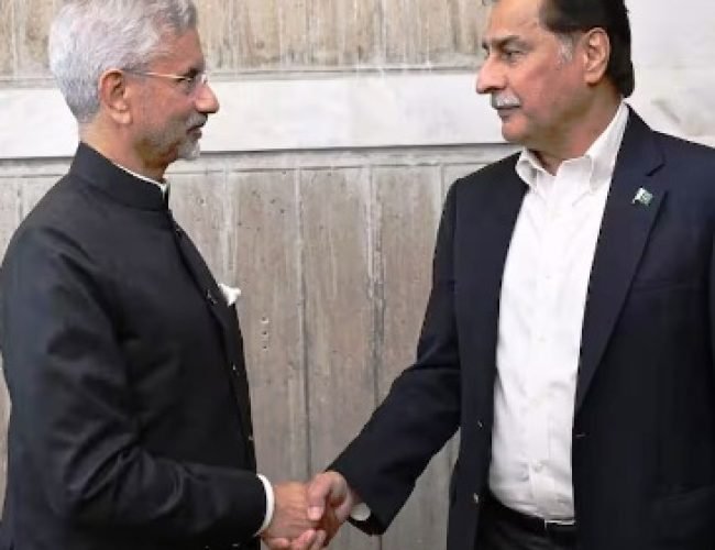 ऑपरेशन सिंदूर के बाद पहली बार पाकिस्तानी नेता से मिले विदेश मंत्री एस जयशंकर, ढाका में क्यों हुई मुलाकात?