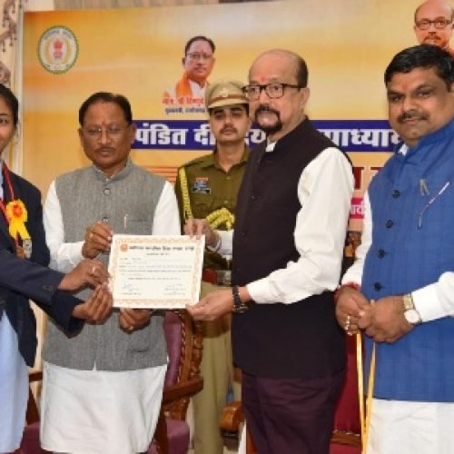 राज्यपाल और मुख्यमंत्री ने 10वीं-12वीं के 239 मेधावी विद्यार्थियों को किया सम्मानित…