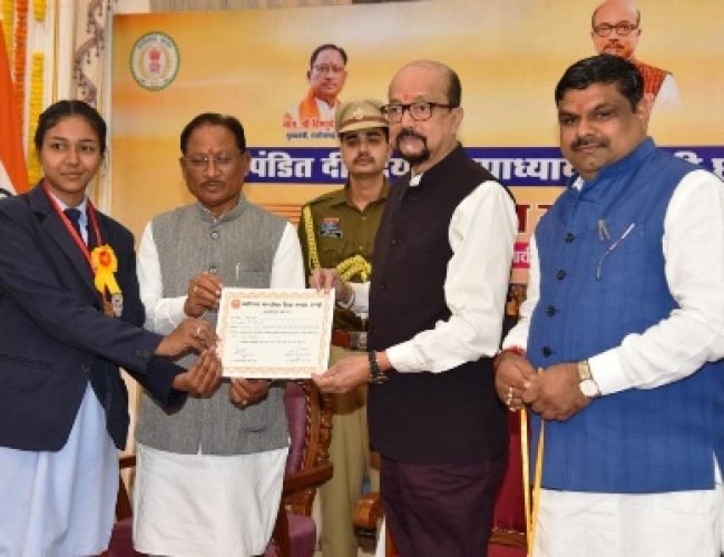राज्यपाल और मुख्यमंत्री ने 10वीं-12वीं के 239 मेधावी विद्यार्थियों को किया सम्मानित…